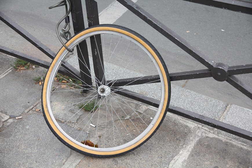 自行车被盗后留下的自行车轮