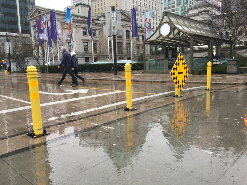 温哥华罗布森街的一段由钢制成的黄色护柱和顶部的环形环封闭