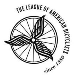 黑色和白色的复古风格的徽标显示一台自行车架，三个翅膀从其枢纽发芽