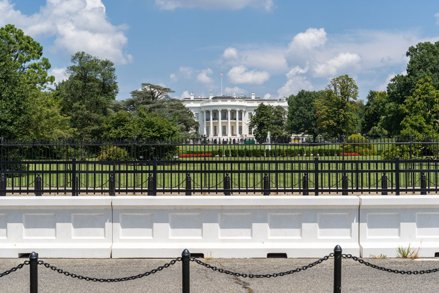 华盛顿特区的白宫周围有一系列反撞柱和围栏