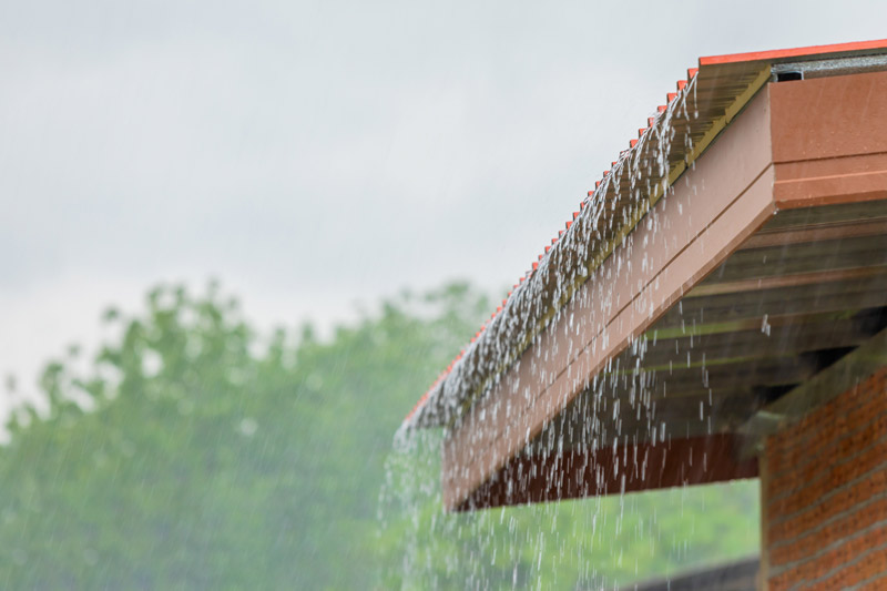 雨水从瓦屋顶的边缘倾泻而下
