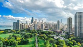 芝加哥俯瞰美丽的绿色公园的照片